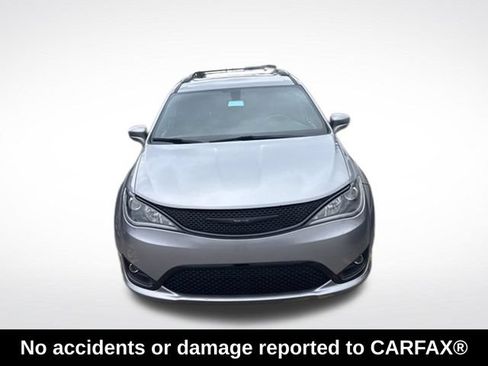 Used 2018 Chrysler Pacifica Touring-L w/ Premium Audio Group FWD image 2