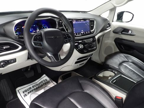 Used 2024 Chrysler Pacifica Limited FWD image 17