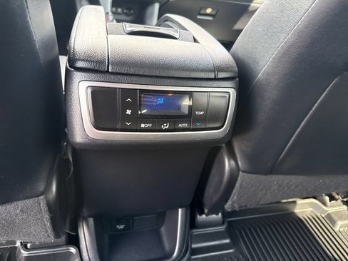 Used 2019 Toyota Highlander SE AWD/4WD image 20