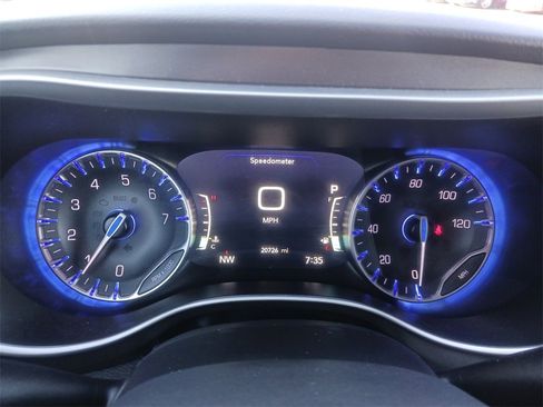 Used 2024 Chrysler Pacifica Touring-L image 18