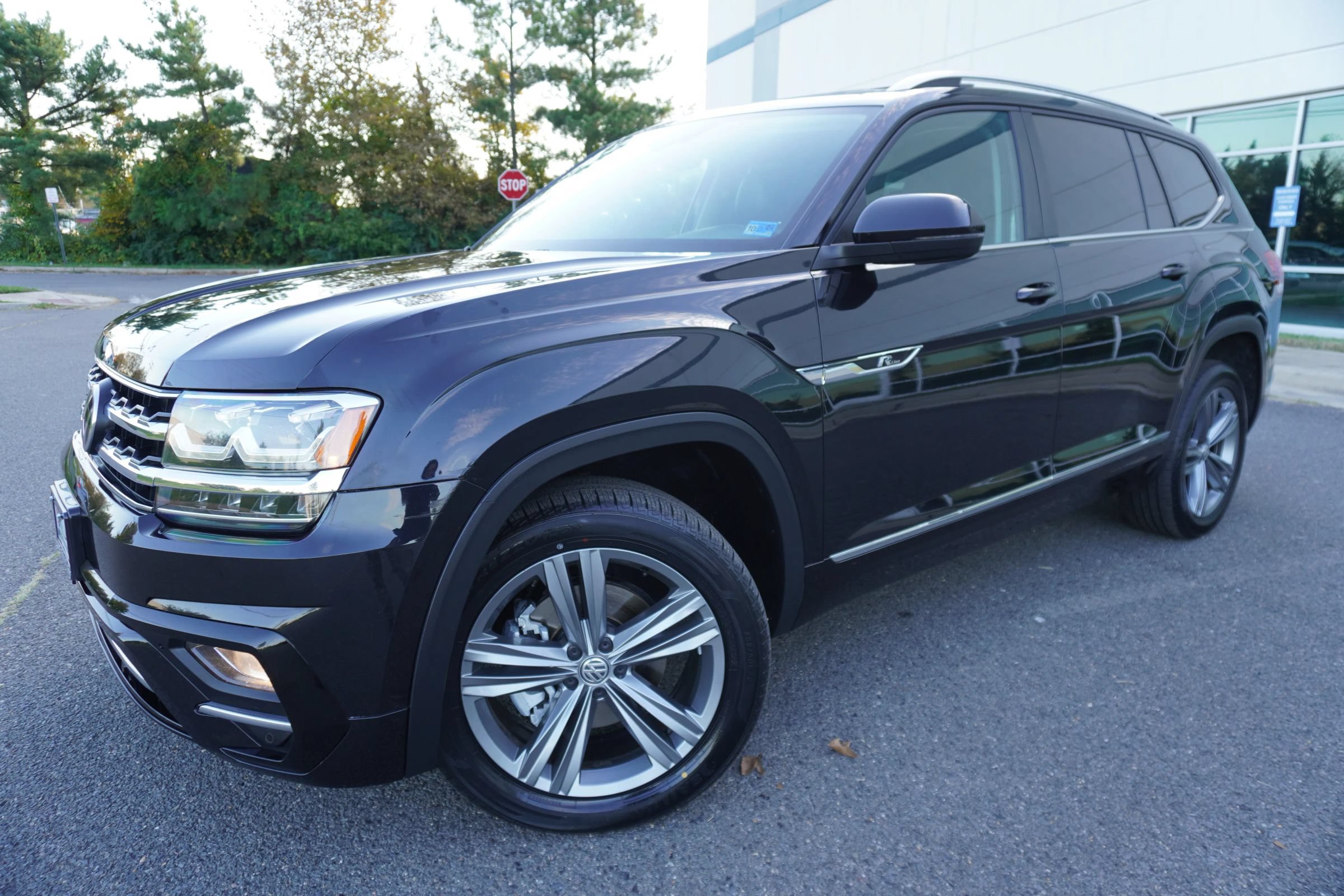 Used 2019 Volkswagen Atlas SEL R-Line AWD/4WD image 2