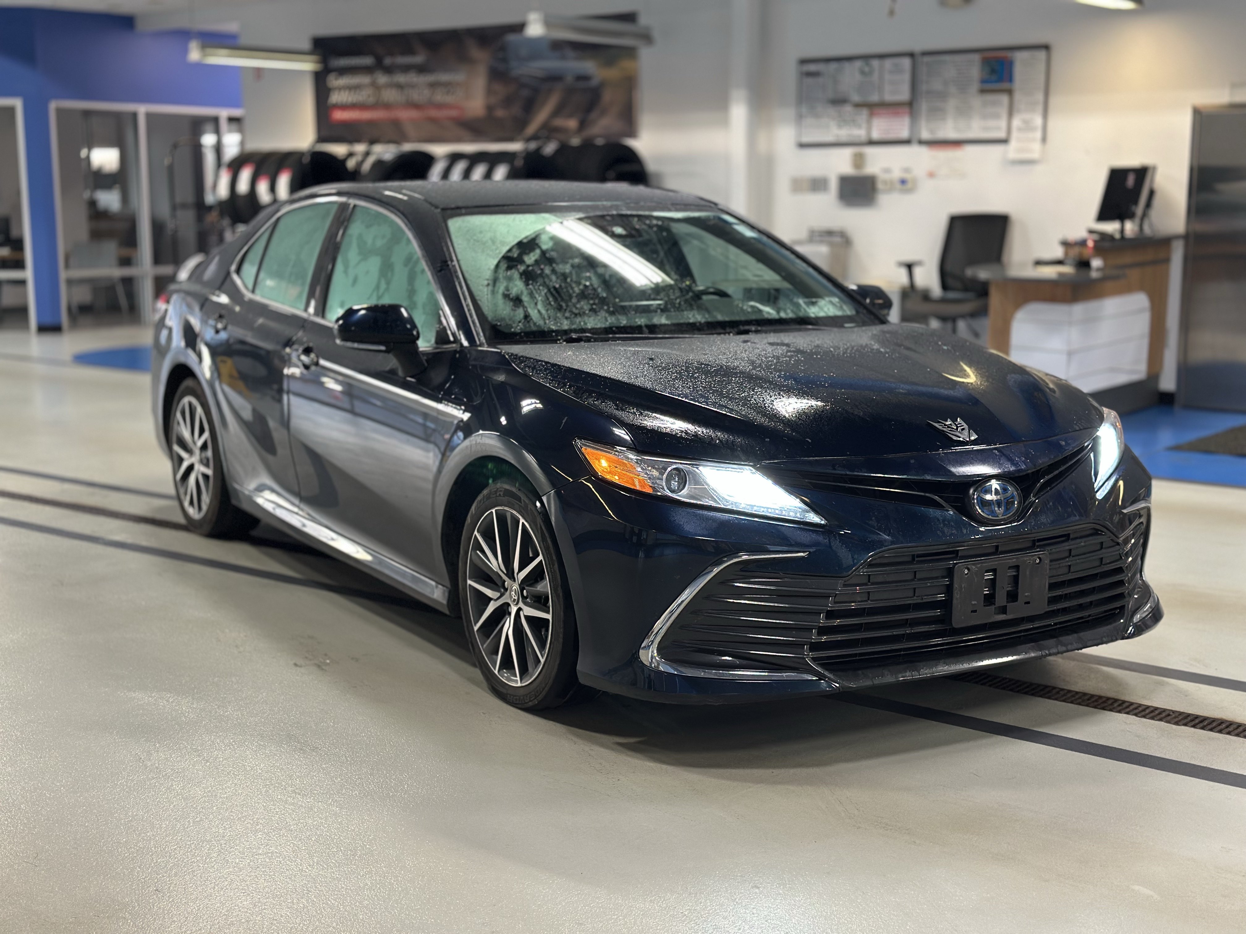 Used 2021 Toyota Camry XLE FWD image 3