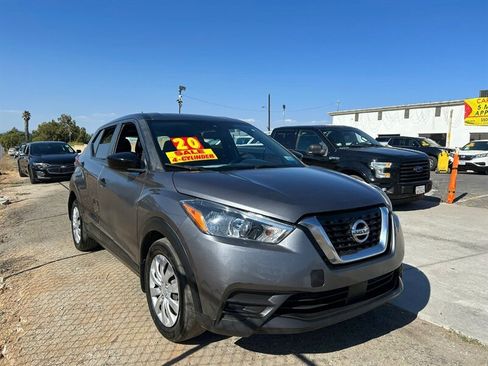 Used 2020 Nissan Kicks S image 3