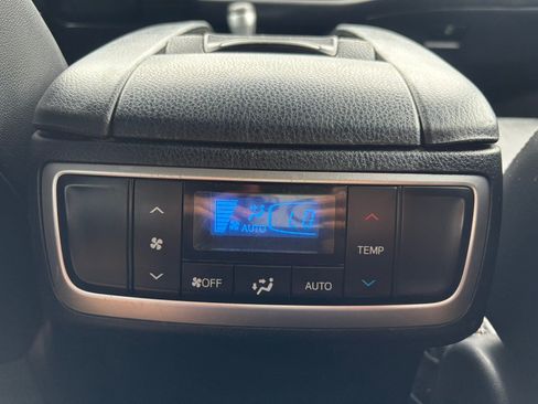 Used 2017 Toyota Highlander XLE AWD/4WD image 25