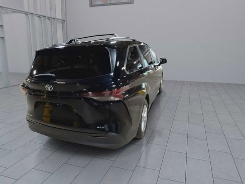Used 2025 Toyota Sienna XLE w/ XLE Plus Package AWD/4WD image 8