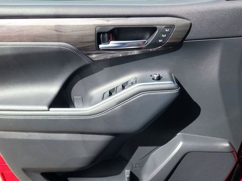 Used 2023 Toyota Highlander L image 8