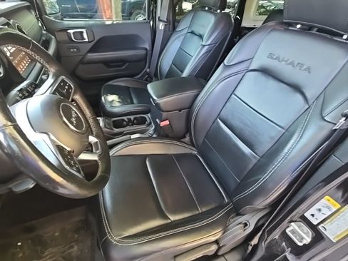 Used 2018 Jeep Wrangler Unlimited Sahara AWD/4WD image 12