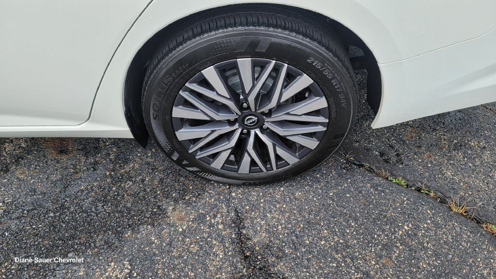 Used 2025 Nissan Altima 2.5 SV FWD image 8