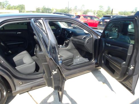 Used 2019 Chrysler 300 Touring w/ Sport Appearance Package RWD image 6