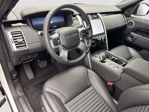 Certified 2025 Land Rover Discovery S image 9