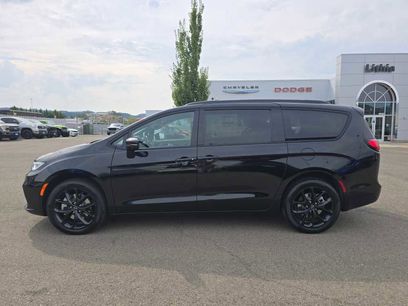 New 2026 Chrysler Pacifica Limited w/ S Appearance Package