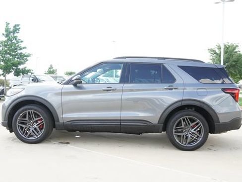 Used 2025 Ford Explorer ST-Line w/ ST-Line Street Pack AWD/4WD image 6
