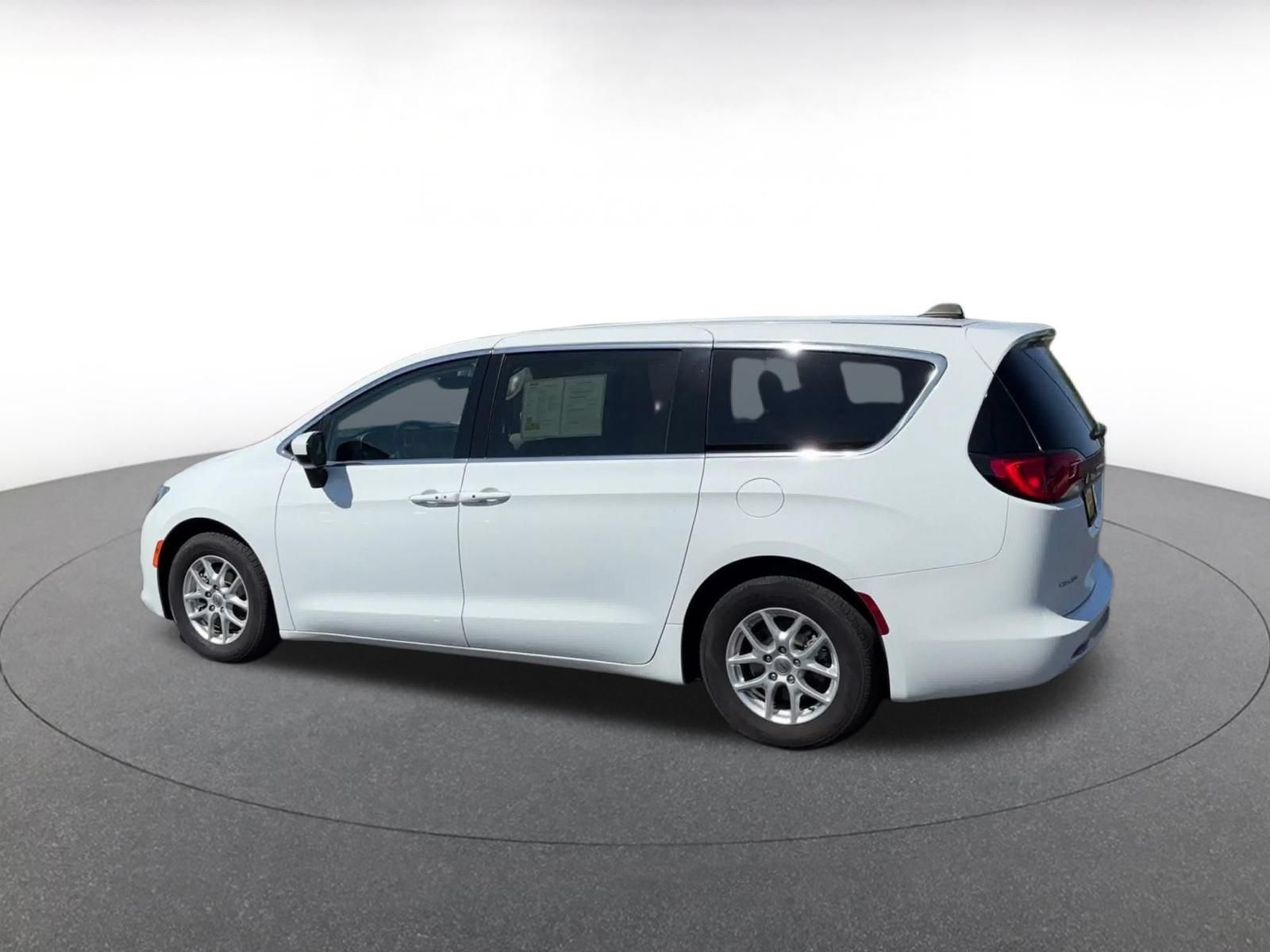 Used 2023 Chrysler Voyager LX FWD image 9