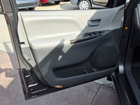 Used 2017 Toyota Sienna XLE image 30