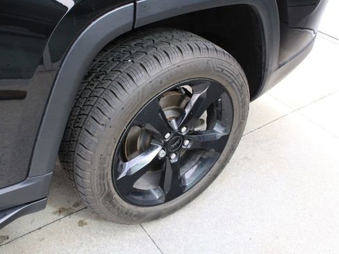 Used 2023 Jeep Grand Cherokee L Laredo image 12