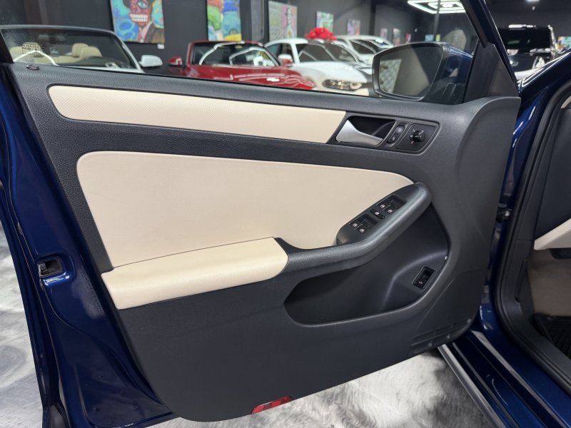 Used 2012 Volkswagen Jetta SE FWD image 19