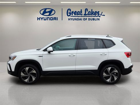 Used 2024 Volkswagen Taos SE w/ Panoramic Sunroof Package image 2