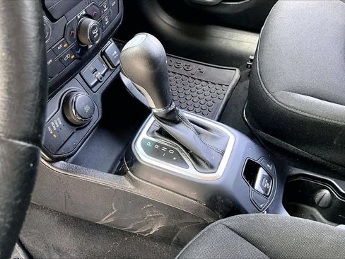 Used 2019 Jeep Renegade Latitude w/ Cold Weather Group AWD/4WD image 15