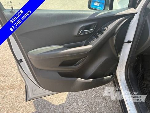 Used 2018 Chevrolet Trax LT w/ LT Convenience Package FWD image 10