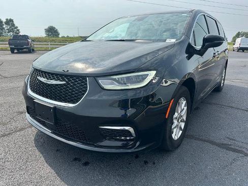 Used 2025 Chrysler Pacifica Select FWD image 4