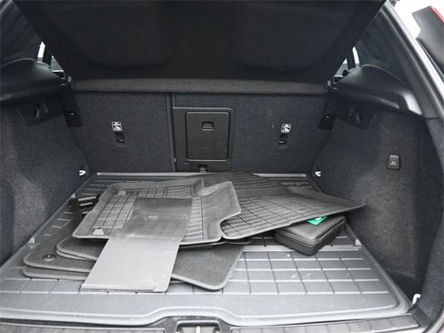 Used 2024 Volvo XC40 B5 Plus image 30