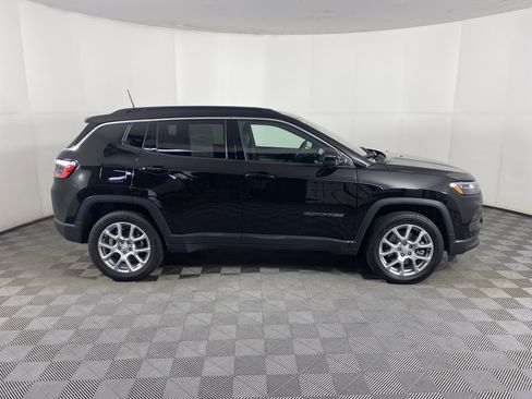 Used 2023 Jeep Compass Latitude AWD/4WD image 5
