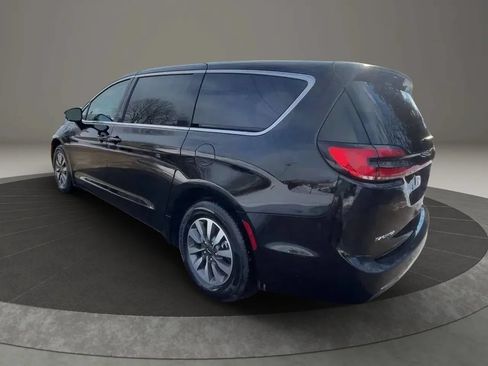 Used 2024 Chrysler Pacifica Limited FWD image 2