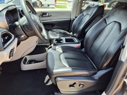 Used 2023 Chrysler Pacifica Touring-L FWD image 24
