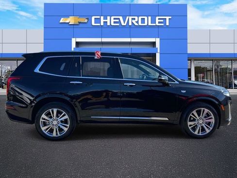 Used 2025 Cadillac XT6 Premium Luxury image 5