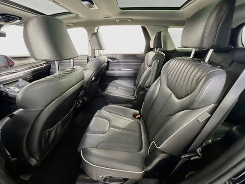 Used 2023 Hyundai Palisade Limited w/ Winter Package image 25