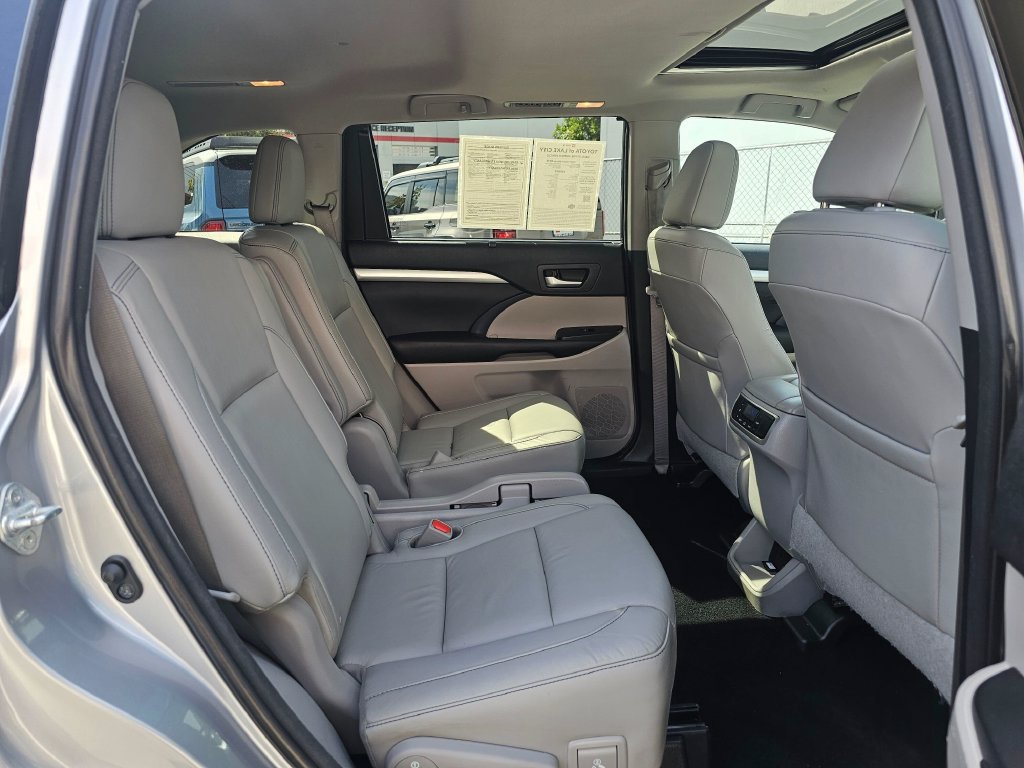 Used 2016 Toyota Highlander XLE AWD/4WD image 12