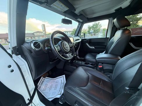 Used 2015 Jeep Wrangler Unlimited Sahara w/ Connectivity Group AWD/4WD image 10
