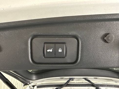 Used 2025 Nissan Pathfinder SL w/ Black Appearance Package FWD image 30