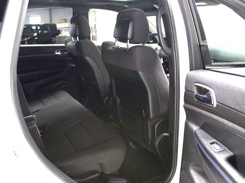 Used 2018 Jeep Grand Cherokee Laredo AWD/4WD image 35