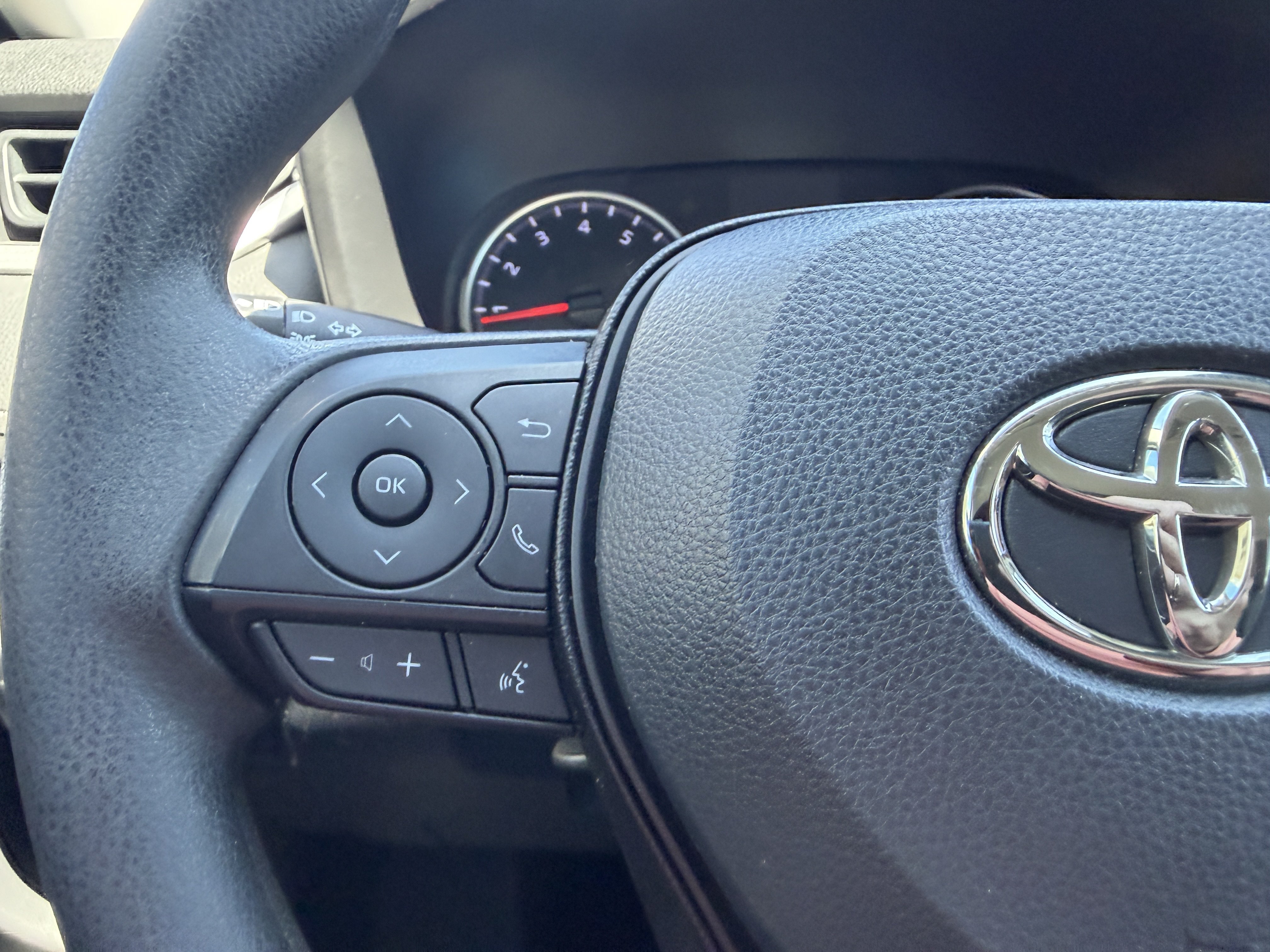 Used 2020 Toyota RAV4 LE FWD image 24