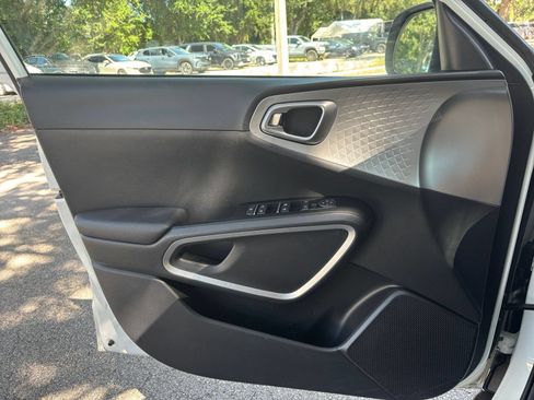 Used 2025 Kia Soul LX w/ LX Technology Package FWD image 18