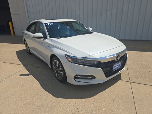 Used 2019 Honda Accord Touring image 3