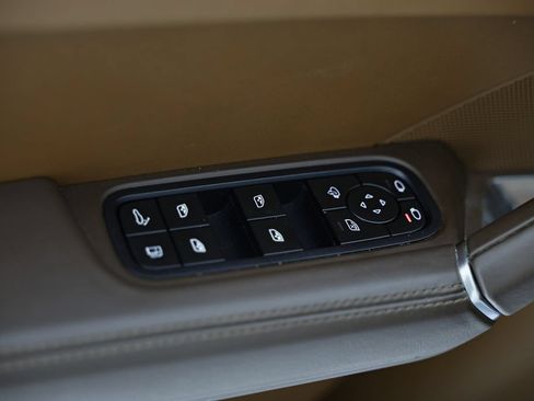 Certified 2023 Porsche Cayenne Turbo S AWD/4WD image 21
