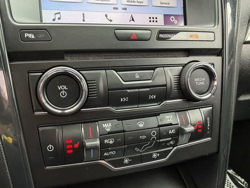 Used 2018 Ford Explorer XLT w/ Equipment Group 202A AWD/4WD image 19