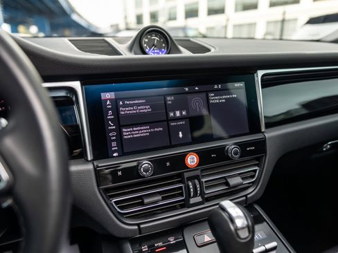 Certified 2023 Porsche Macan AWD/4WD image 28