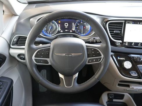 Used 2023 Chrysler Pacifica Touring-L FWD image 11