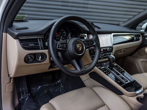 Certified 2025 Porsche Macan image 4