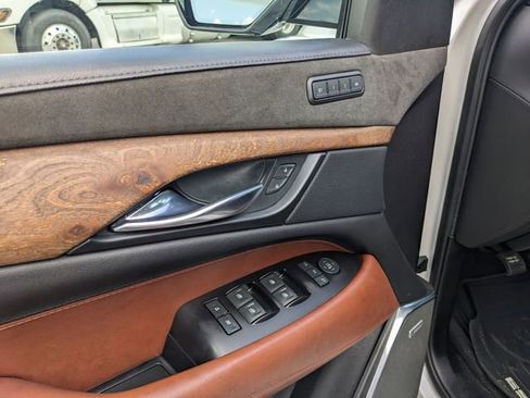 Used 2019 Cadillac Escalade Luxury AWD/4WD image 23
