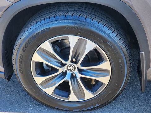 Used 2022 Toyota Highlander XLE image 18