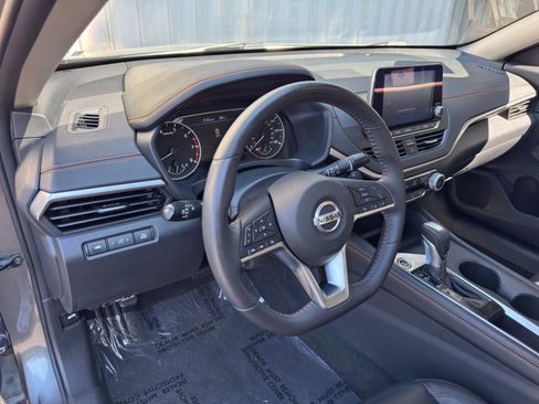 Used 2022 Nissan Altima 2.5 SR w/ Midnight Edition Package FWD image 13