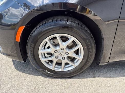 Used 2025 Chrysler Pacifica Select FWD image 13