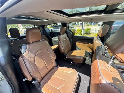 Used 2017 Chrysler Pacifica Limited w/ Advanced Safetytec Group FWD image 19