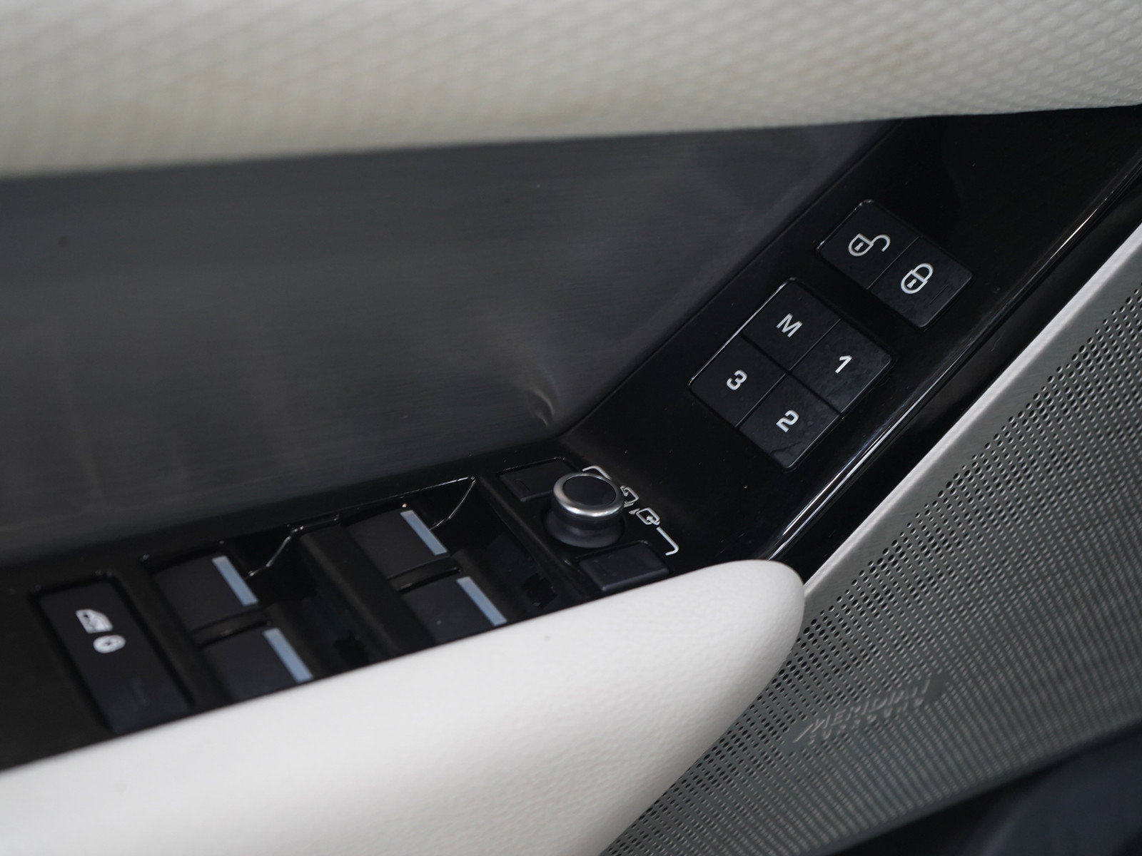 Used 2019 Land Rover Range Rover Velar R-Dynamic SE AWD/4WD image 22