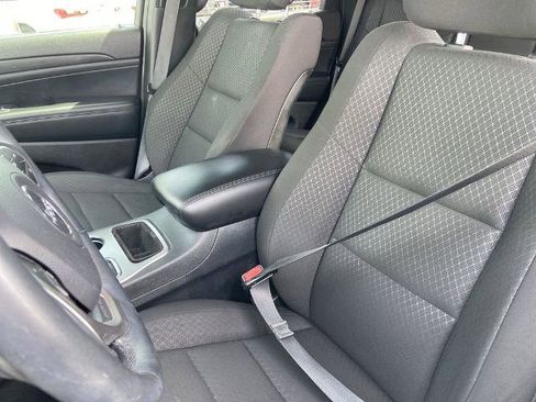 Used 2019 Jeep Grand Cherokee Laredo w/ 18" Wheel & 8.4" Radio Group AWD/4WD image 15