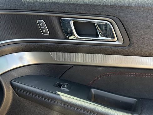 Used 2019 Ford Explorer XLT w/ Equipment Group 202A FWD image 18